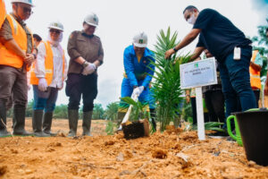 Pj. Bupati Heri Lakukan Penanaman Perdana Program PSR dan Padi Gogo