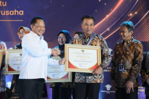 Mendagri Hadiri “Anugerah Layanan Investasi 2024”, Serahkan Penghargaan kepada Sejumlah Pemda
