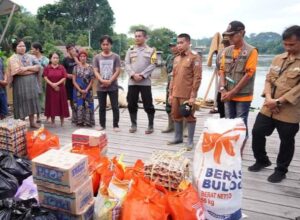 Pj Bupati Murung Raya Salurkan Bantuan Kepada Warga Terdampak Banjir