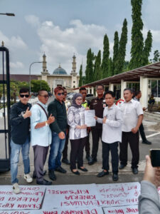 LSM KPK Nusantara Demo di DPRD Sumsel, Tuntut Pencopotan Komisioner KI