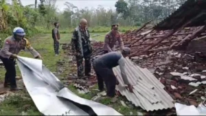 Gercep Polsek Curahdami Tangani Warga yang Terdampak Angin Puting Beliung di Desa Pakuwesi dan Desa Kupang