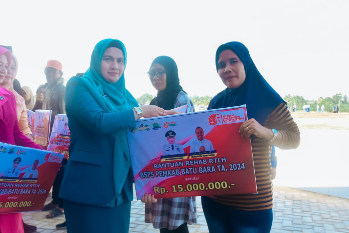 Peringati Hari Pahlawan, Pj. Bupati Heri Serahkan Bantuan Bedah Rumah