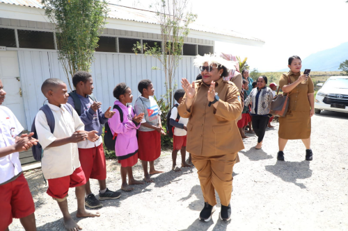 Kunjungan ke Jayawijaya, Wamendagri Ribka Ingatkan Bahaya Stunting bagi Anak-Anak