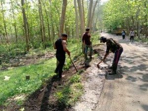 Guna Berikan Kenyamanan Pengguna Jalan, PUPR Tulungagung Lakukan Pembersihan Lumpur di Bahu Jalan