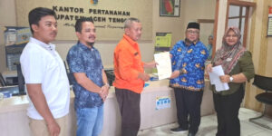 Sekda Yusrizal Terima Sertifikat Tanah Milik Pemkab Agara Dari BPN