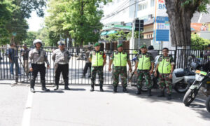 Mengawal Proses Rekapitulasi Hasil Pilkada Tingkat Kabupaten, Polres Bondowoso Sekat-Alihkan Lalin