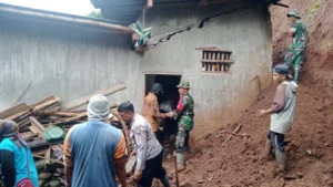 Polsek Binakal Laksanakan Kerja Bakti di Lokasi yang Terkena Bencana Tanah Longsor