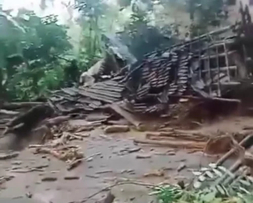 Rumah Lansia Rusak Parah Diterjang Banjir Bandang di Jember