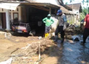 Gercep Polisi bersama TNI dan BPBD Tangani Dampak Banjir dan Tanah longsor di Bondowoso