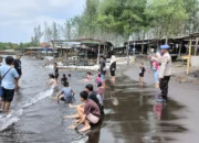 Polres Jember Siagakan Personel di Pantai Saat Ops Lilin Semeru 2024 Antisipasi Bencana Hidrometeorologi