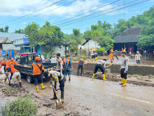 Kolaborasi Polres Kediri Kota Bersama TNI dan Pemkab Tangani Banjir di Desa Tiron
