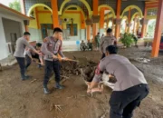 Sinergitas Polisi Bersama TNI dan Warga Bersihkan Lumpur Pasca Banjir di Situbondo