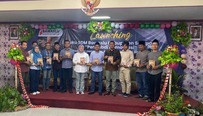“Kerren” Bawaslu Kabupaten Sampang Launching Buku SDM