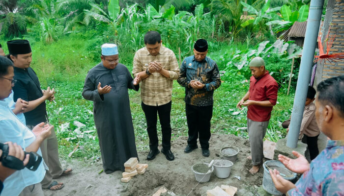 Berkah Jum’at, Pj. Bupati Heri Wahyudi Berikan Bantuan Bedah Rumah Guru Ngaji