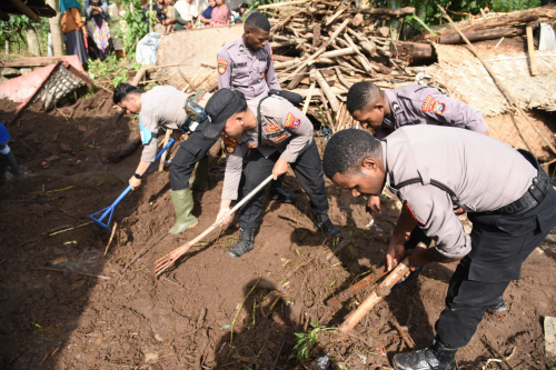 Polres Bondowoso Kerahkan 100 Personil Bantu Penanganan Pascabencana Banjir Bandang Maesan