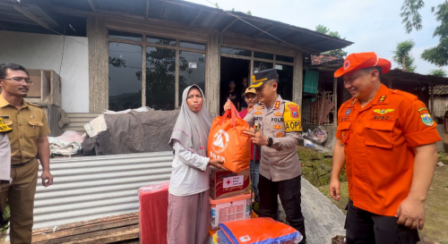 Polres Bondowoso bersinergi dengan BPBD memberikan bantuan korban bencana alam