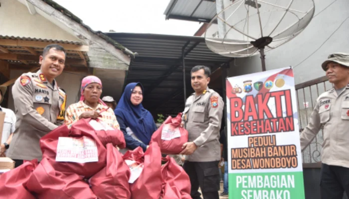 Kapolres Bondowoso dan Forkopimda Gelar Baksos di Lokasi Banjir Wonoboyo