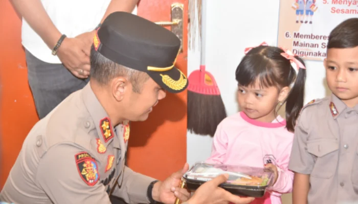 Kapolres Bondowoso Bagikan Makanan Bergizi Gratis untuk Siswa TK