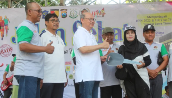 Ribuan Orang Ramaikan Jalan Sehat Bareng PWI Jatim