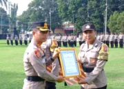 Dua Anggota Polres Bondowoso Mendapatkan Penghargaan Kapolres
