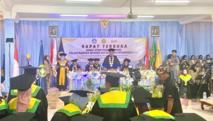 STKIP PGRI Sampang Sukses Gelar Wisuda XIX