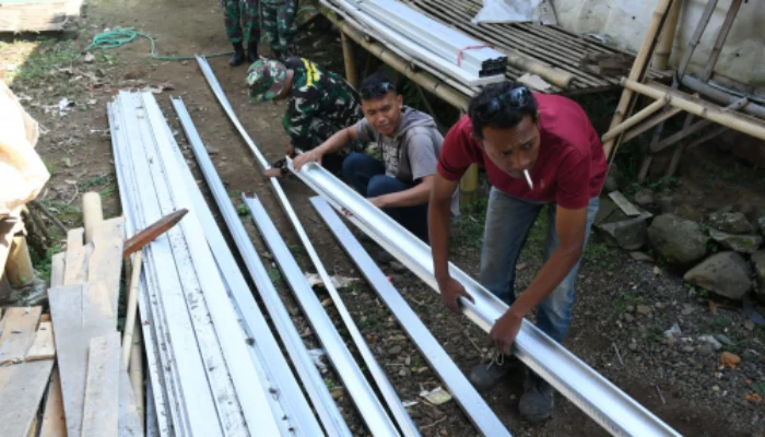 TMMD Ke-123: Baja Ringan Dikenalkan dalam Pembangunan Poskamling di Bondowoso