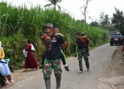 Satgas TMMD Bondowoso: Melepas Rindu Keluarga dengan Menggendong Anak Sekolah