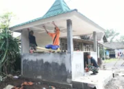 Sebelum Dicat, Satgas TMMD Bondowoso Plamir Dinding Poskamling