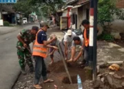 Dishub Bondowoso dan Satgas TMMD 123 Pasang RPPJ untuk Tingkatkan Keselamatan Berkendara