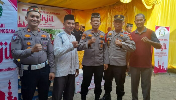 Waka Polres Agara Bersama Polsek Lawe Bulan Bagikan Takjil Untuk Masyarakat
