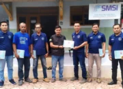 Ketua SMSI Bondowoso Serahkan Sertifikat UKW