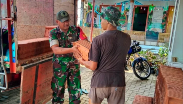 Babinsa Kawal Pengedropan Genteng untuk Pembangunan Mushola di Trotosari