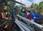 Mbah Marwah Senyum-Senyum Saat Satgas TMMD Bondowoso Merakit Rangka Atap