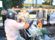 Bagi moment Ramadhan Kapolres Bondowoso bagi takjil