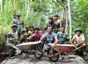 Tumbuhkan Keakraban, Danki Satgas dan Prajurit Satgas TMMD Foto Bersama