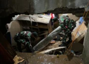 Aksi Cepat Tanggap Yonif 330 Kostrad, Bantu Penanggulangan Bencana Banjir di Sumedang