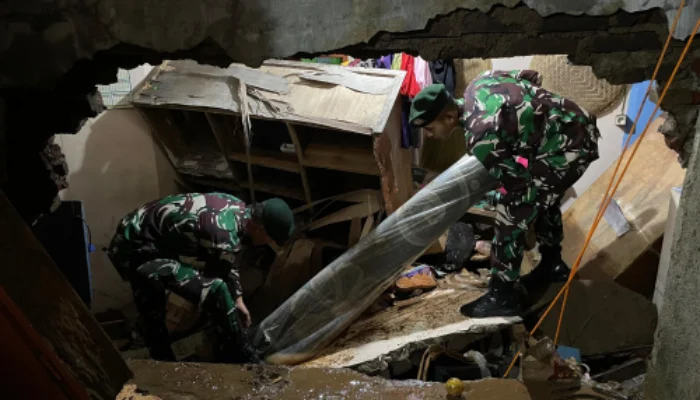 Aksi Cepat Tanggap Yonif 330 Kostrad, Bantu Penanggulangan Bencana Banjir di Sumedang