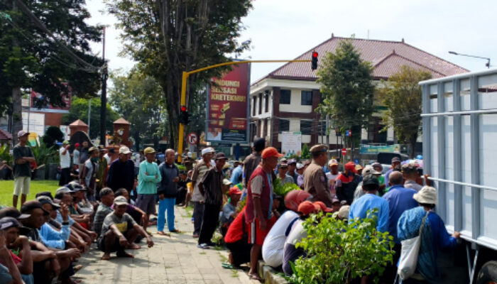 Haji. Suji melalui Bupati Bondowoso Berbagi Kepedulian, Bagikan Beras Ke Kaum Marjinal Yang Membutuhkan