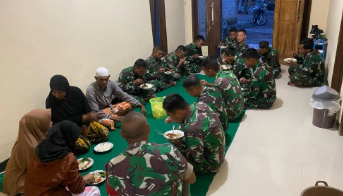 Satgas TMMD ke-123 Kodim 0822 Bondowoso dan Warga Gunosari Gelar Buka Puasa Bersama