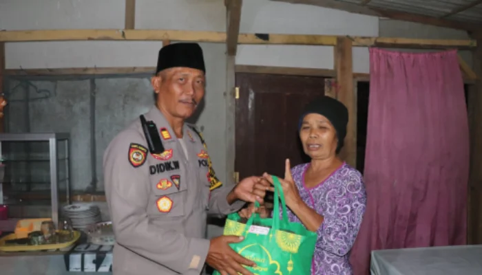Bingkisan Lebaran Kapolsek Sumber Wringin  Bondowoso Untuk Sesama