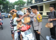 Masyarakat terkejut di kira Razia kepolisian ternyata Polres bagi Takjil Ramadhan