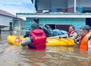 Satsamapta Polres Murung Raya Bantu Warga Terdampak Banjir di Desa Juking Pajang dan Desa Danau Usung