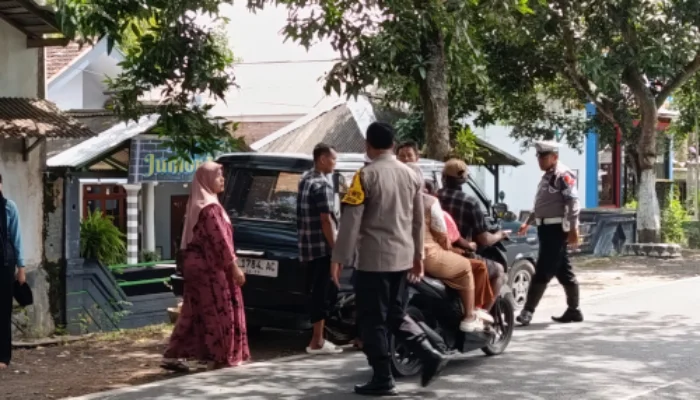 Polisi Bantu Pemudik yang Kendaraannya Bermasalah di Kali Tapen