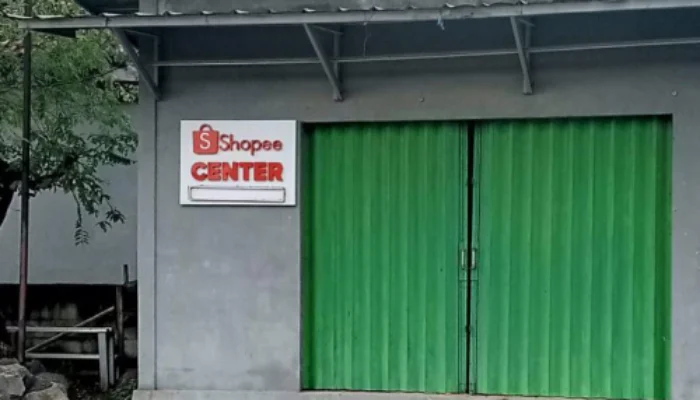 Sekretariat  BUMDes Desa Karangasem Diduga Alih Fungsi Jadi Shopee Center : Pembangunan Jalan Rabat Beton Di Pertanyakan
