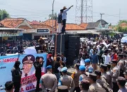 Ribuan Massa Blokade Jalan Nasional di Sampang, Tuntut Pilkades Digelar