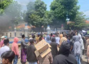 Demo di Banyuates Sampang Ricuh, Massa Aksi Dipukul Mundur Polisi