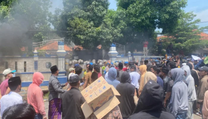 Demo di Banyuates Sampang Ricuh, Massa Aksi Dipukul Mundur Polisi