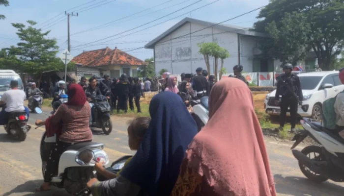 Merasa Bukan Teroris, Brimob Polri Diusir Massa Saat Demo di Banyuates Sampang