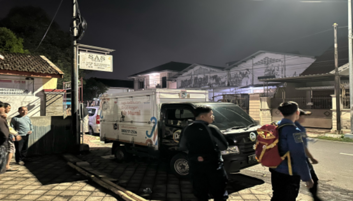 Mobil Terperosok Damkar Bondowoso Sukses Lakukan Evakuasi