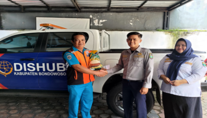 Plt Kepala Dishub Bondowoso Beri Apresiasi kepada Jukir Jujur atas Dedikasi dan Kejujuran dalam Tugas
